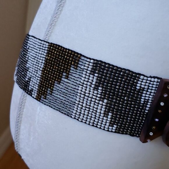 Woven Beaded Strech Belt with Brown Wood Buckle Clasp - Picture 8 of 9